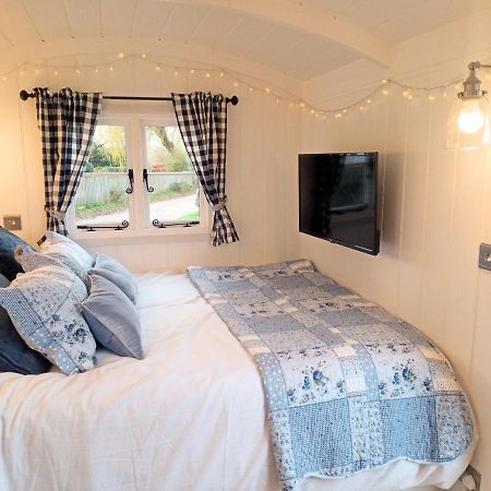 Yew Tree View Luxury Shepherd'S Hut Sturminster Newton Extérieur photo